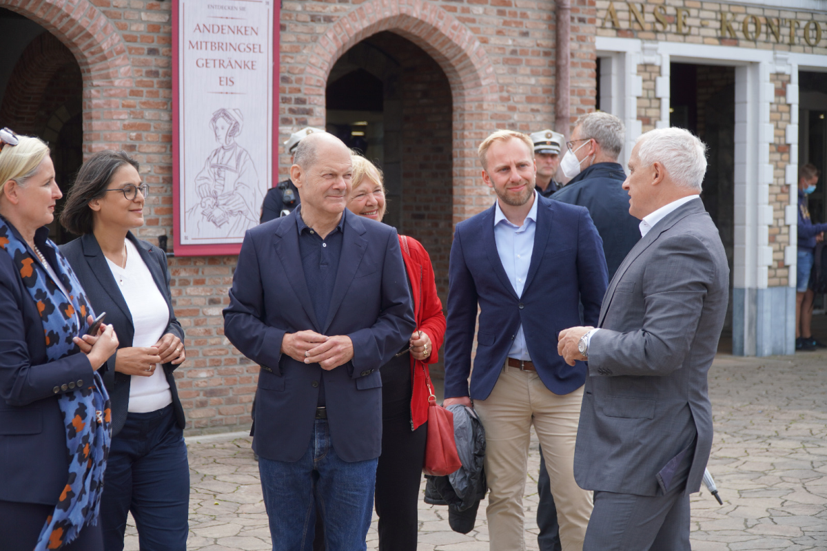 Eine Gruppe um Olaf Scholz im Hansapark